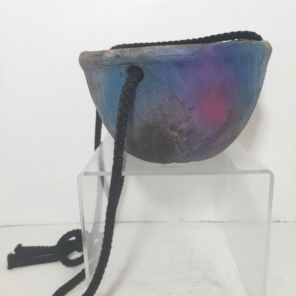 Signed Canadian Artist "Walker" hanging whimsical art pottery planter. - Picture 8 of 8